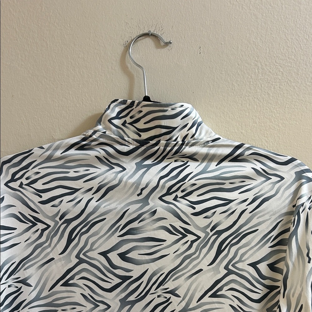 Antigua Zebra Print Long Sleeve 3/4 Zip Top - Picture 7 of 8